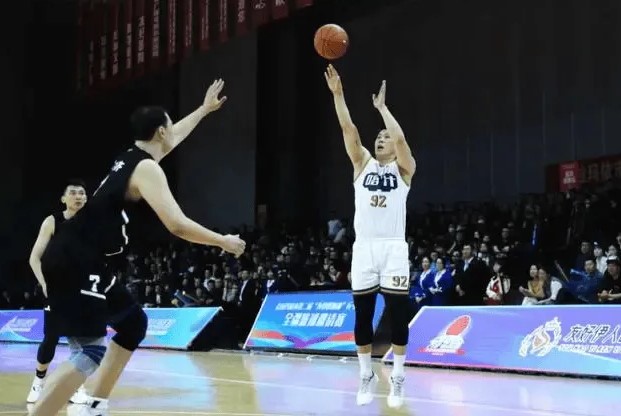 强，中国篮球选手单场个人得120分，命中率百分百，三分球33投33中